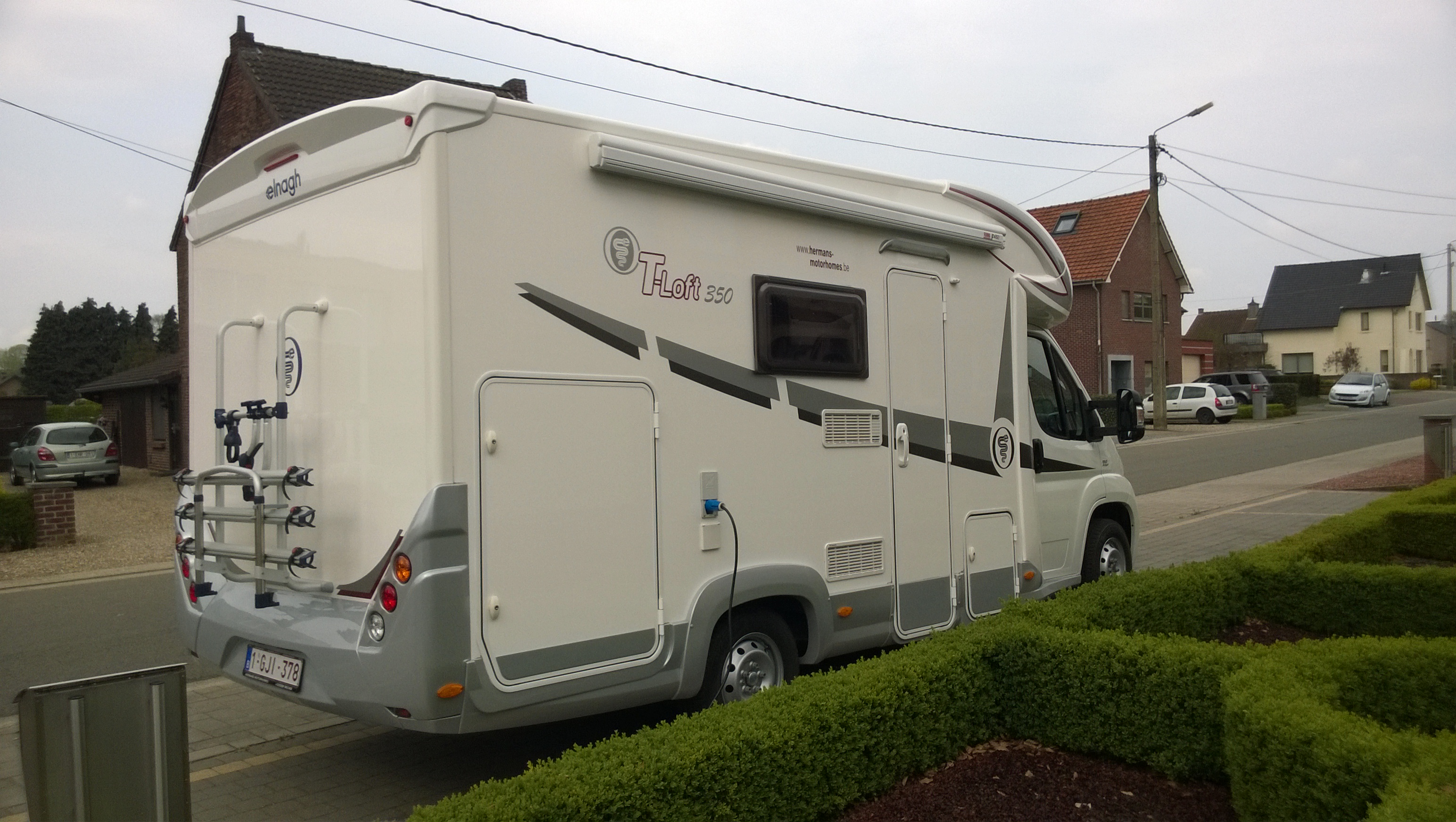 Onze gehuurde camper, bijna klaar voor de start.